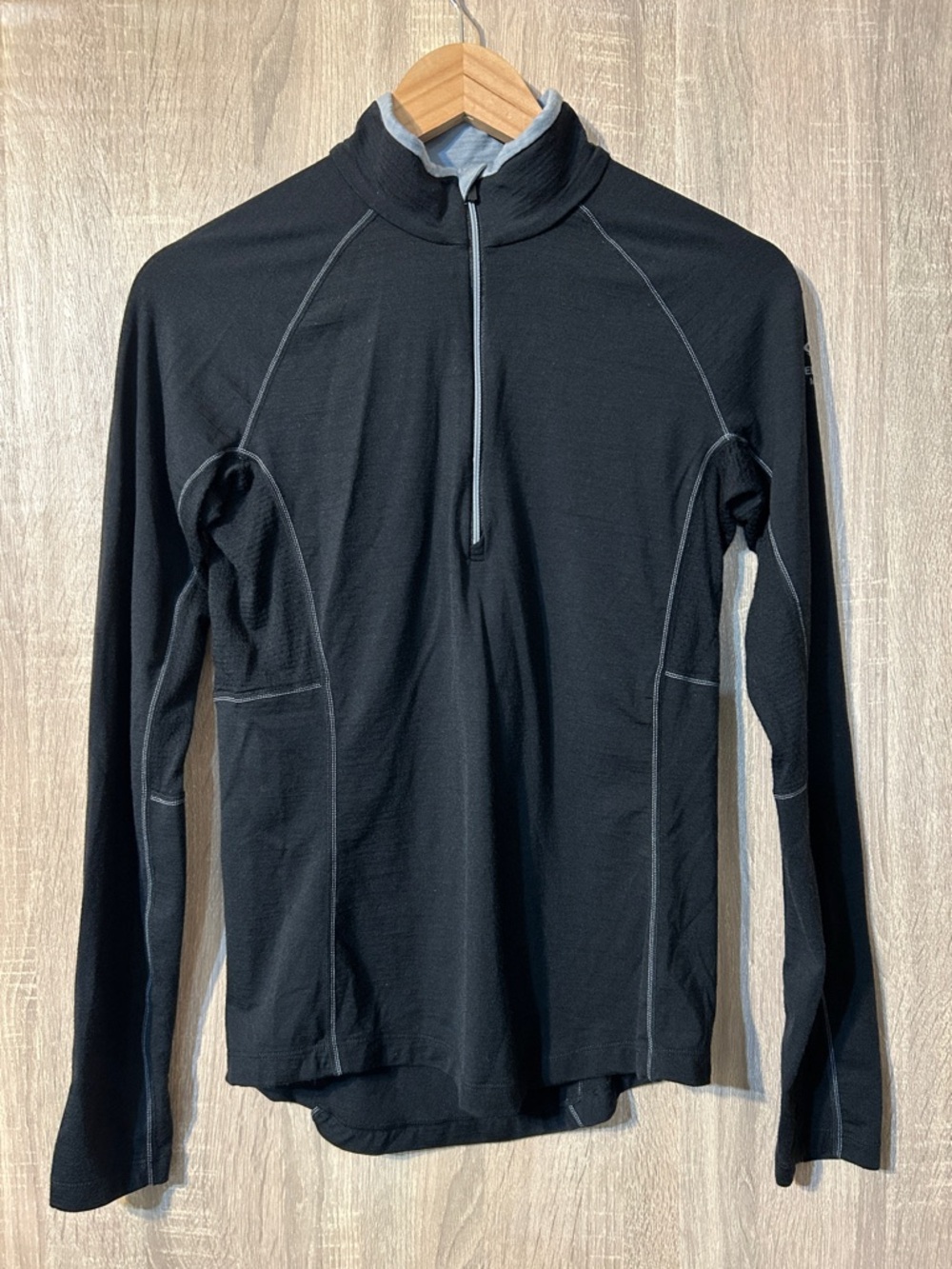 Icebreaker Black and Gray Merino Bodyfit Zone 1/4 Zip Top Size Medium